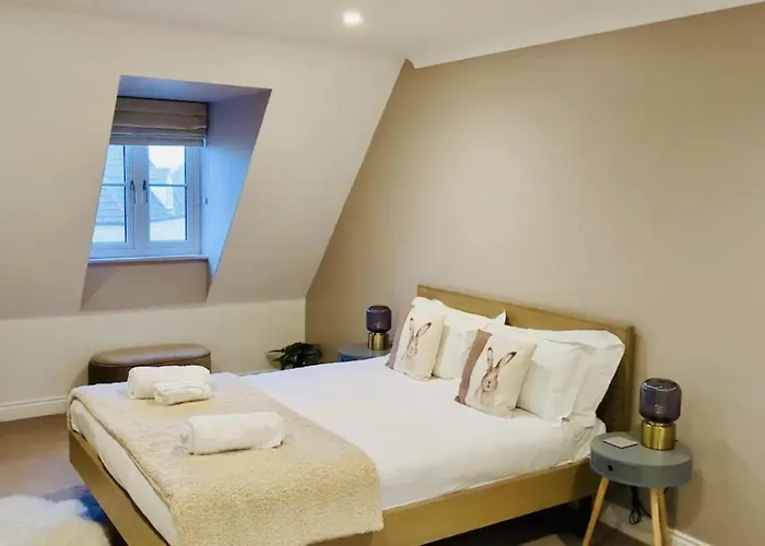 Modern Town House In Cotswolds - 3 Double Bedrooms