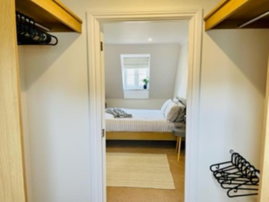 Modern Town House In Cotswolds - 3 Double Bedrooms *
