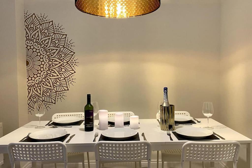 Modern Town House In Cotswolds - 3 Double Bedrooms