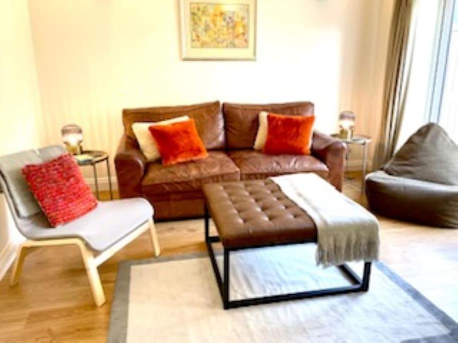 Modern Town House In Cotswolds - 3 Double Bedrooms