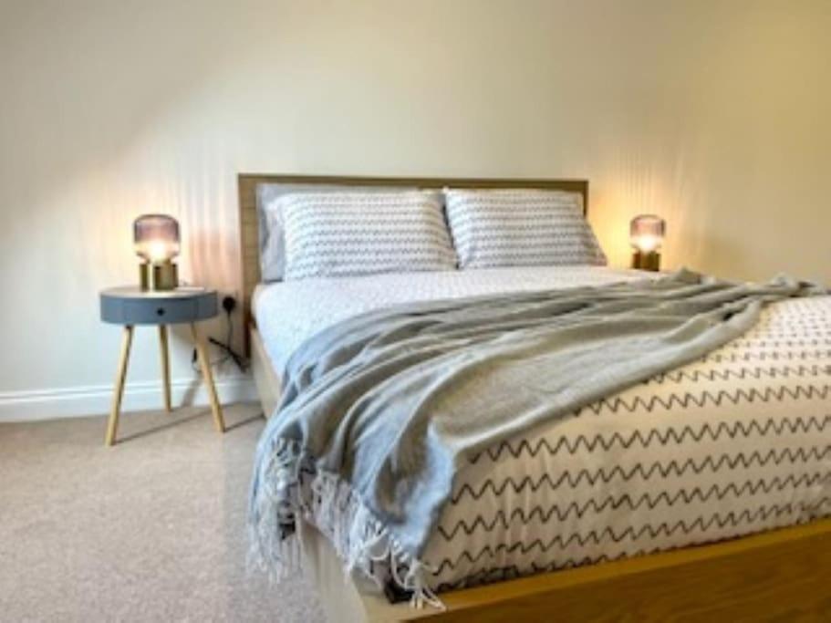 Modern Town House In Cotswolds - 3 Double Bedrooms *
