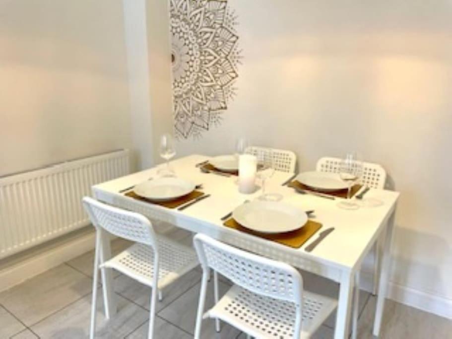 Modern Town House In Cotswolds - 3 Double Bedrooms Holiday home *
