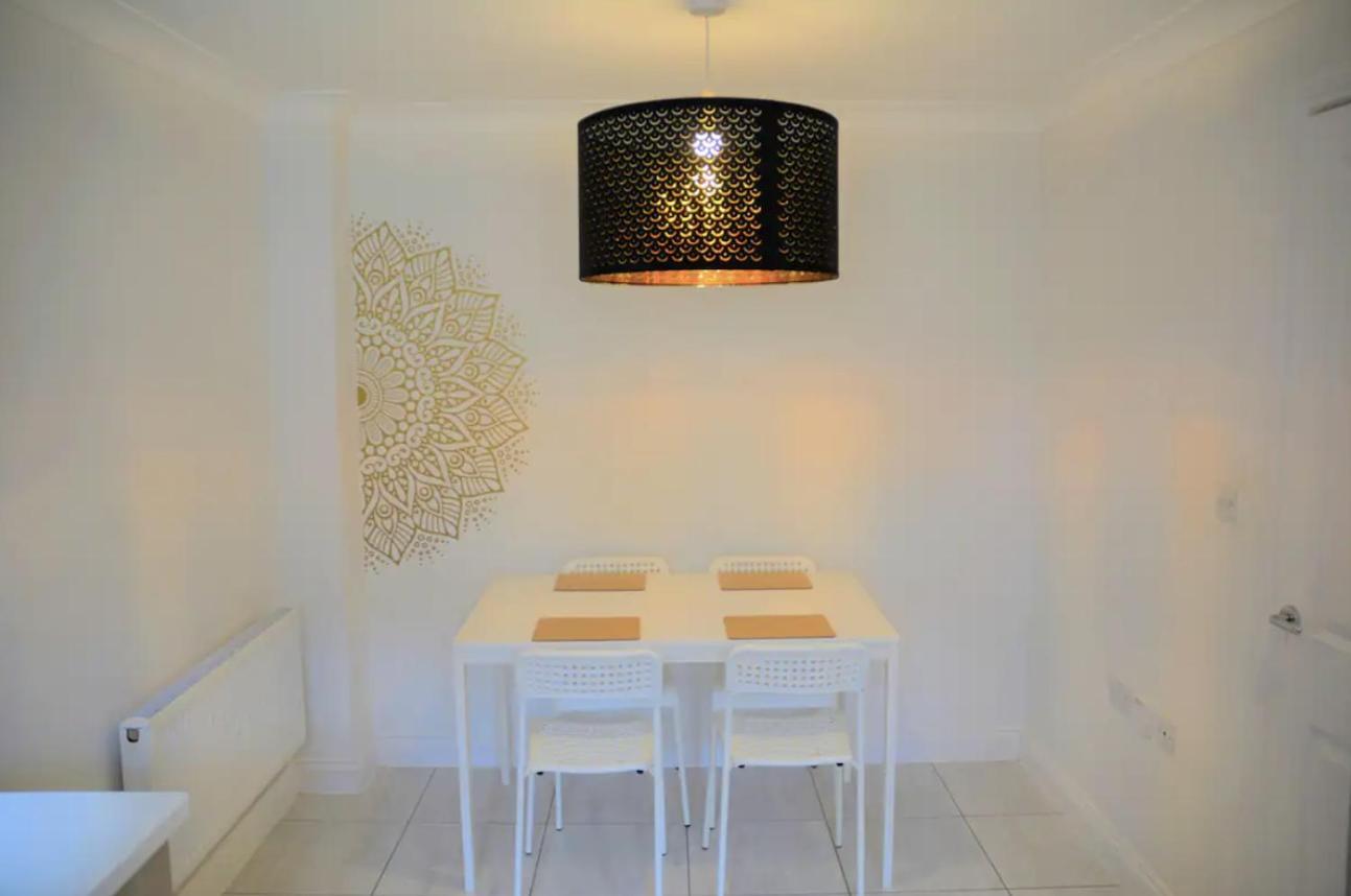 Modern Town House In Cotswolds - 3 Double Bedrooms Holiday home Witney